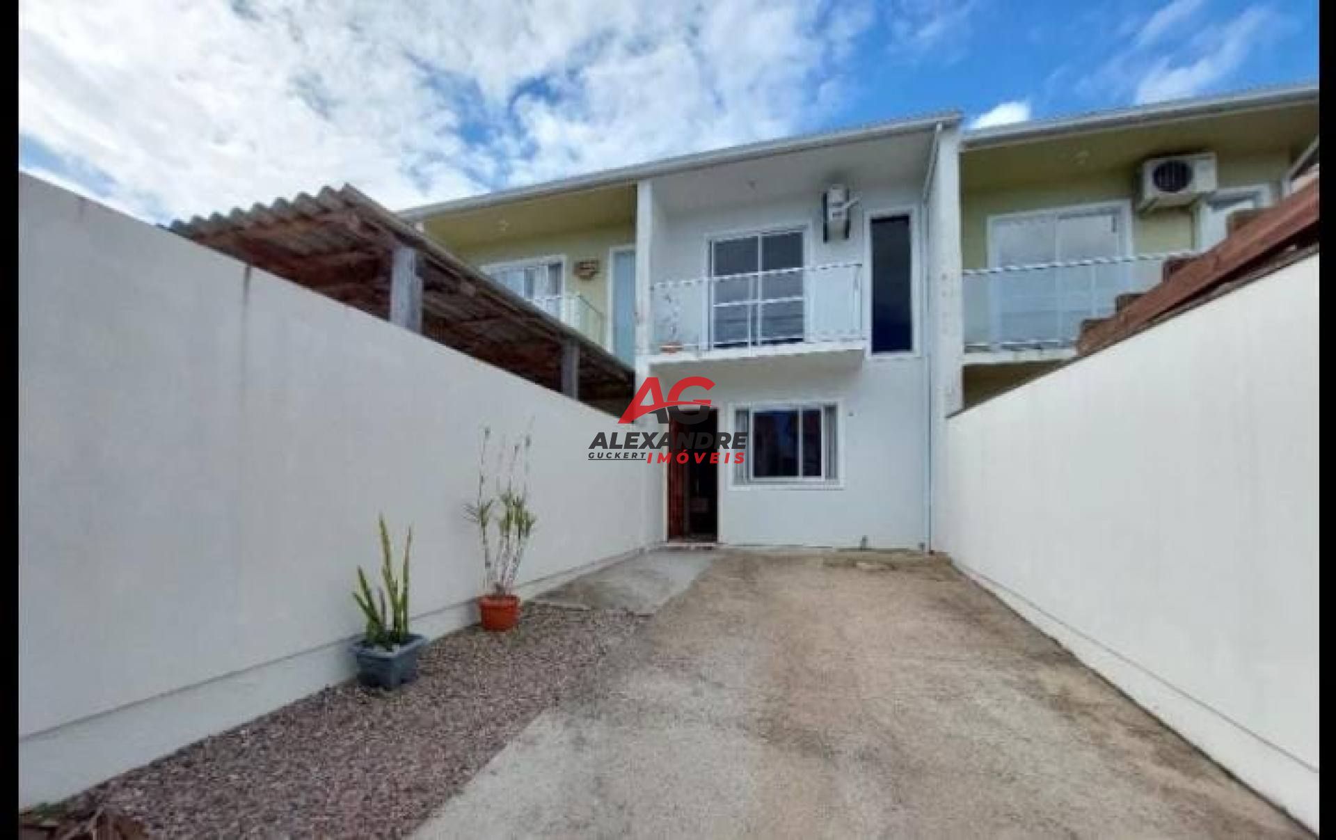 Sobrado com mobília planejada.