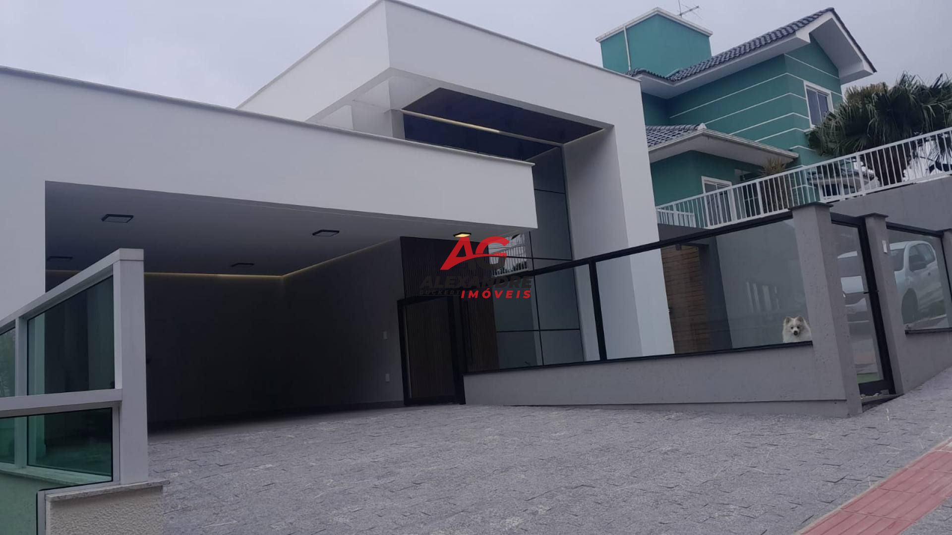 Casa em alto padrão e com Belissímo acabamento.