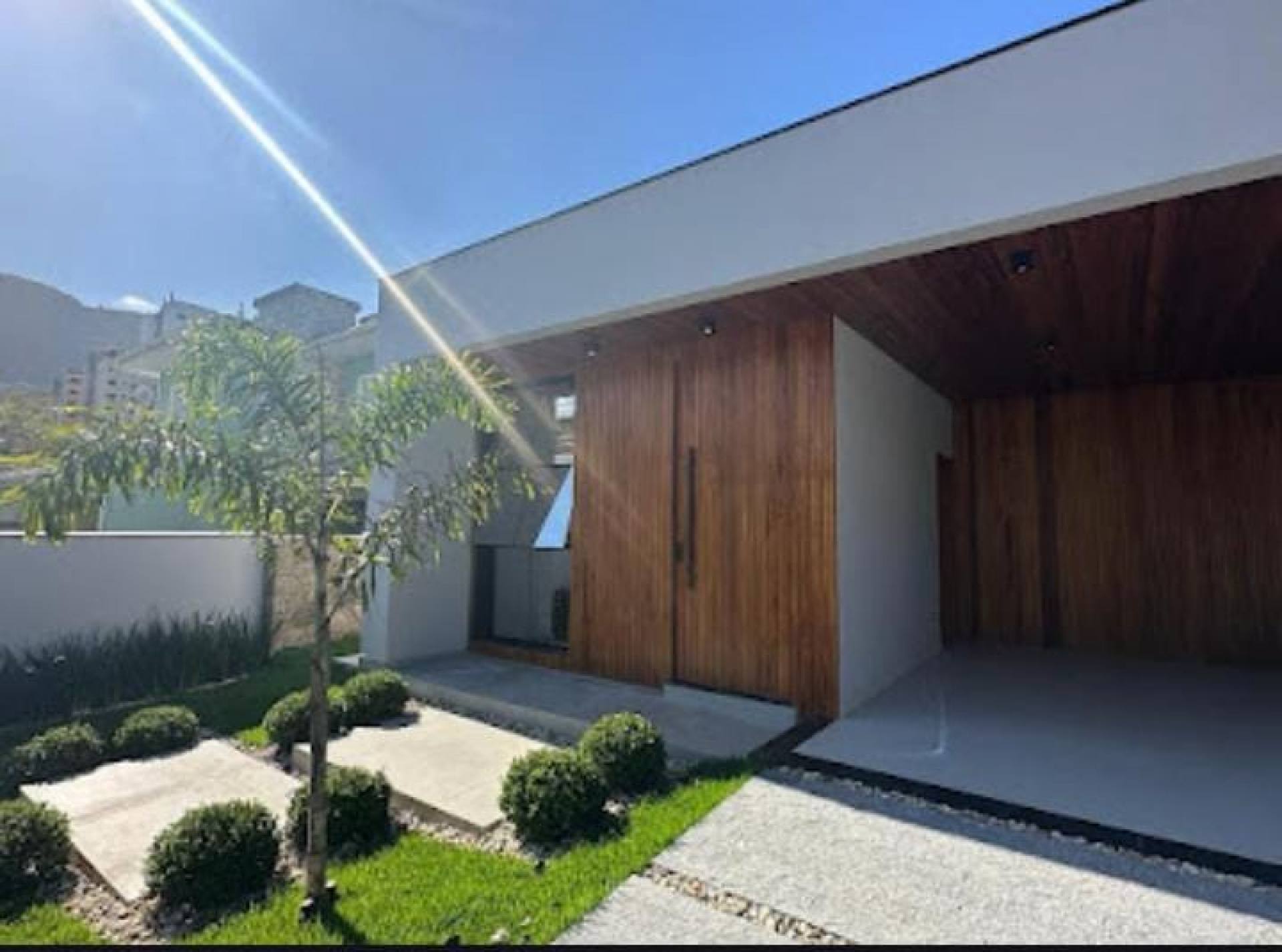 Casa em alto padrão com piscina.