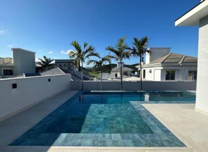 Casa em alto padrão com piscina.