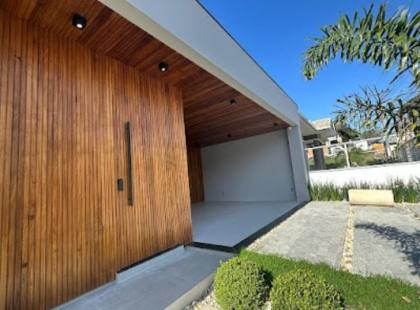 Casa em alto padrão com piscina.
