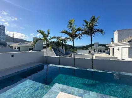 Casa em alto padrão com piscina.