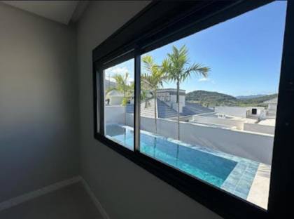 Casa em alto padrão com piscina.