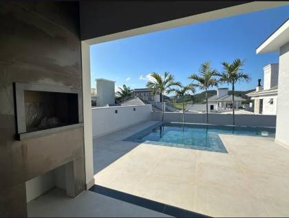 Casa em alto padrão com piscina.
