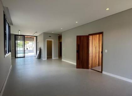 Casa em alto padrão com piscina.