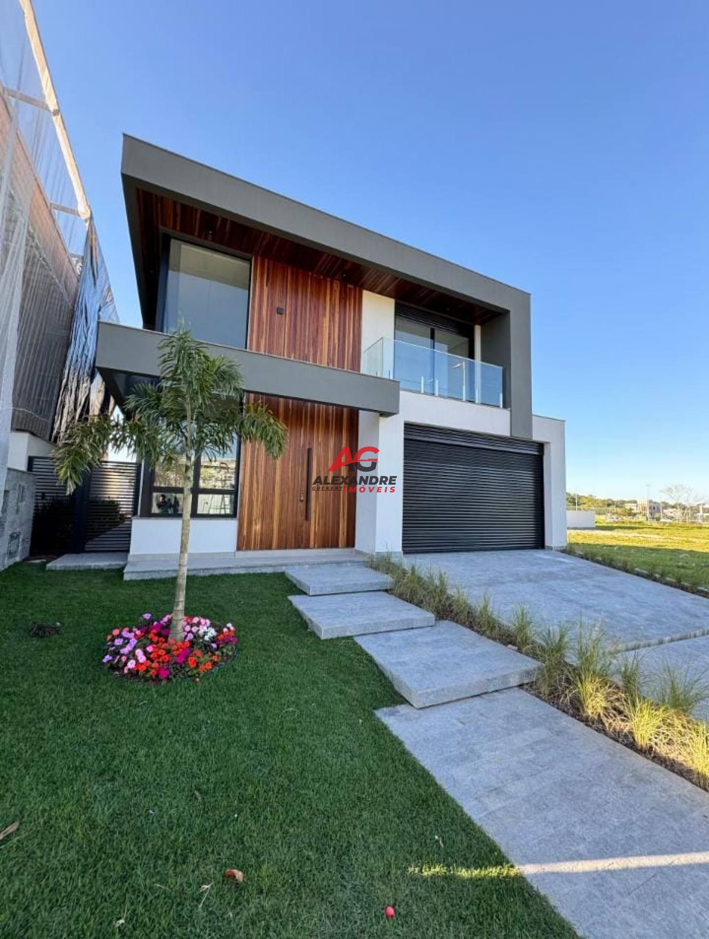 CASA EM ALTO PADRÃO COM PISCINA