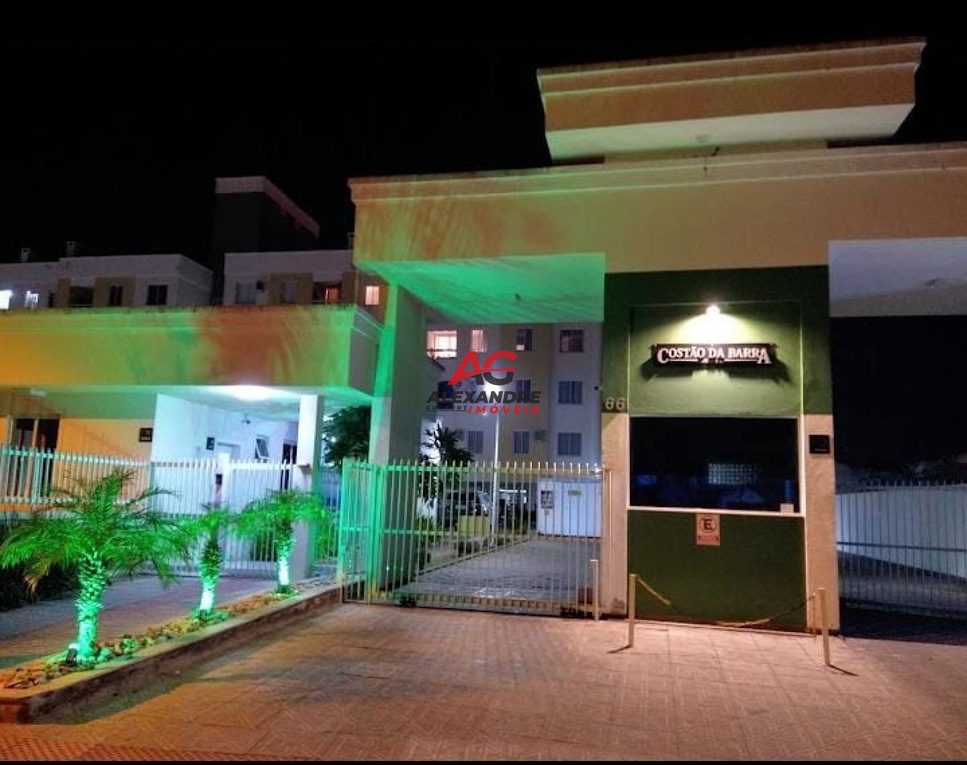 Apartamento com sacada e churrasqueira.