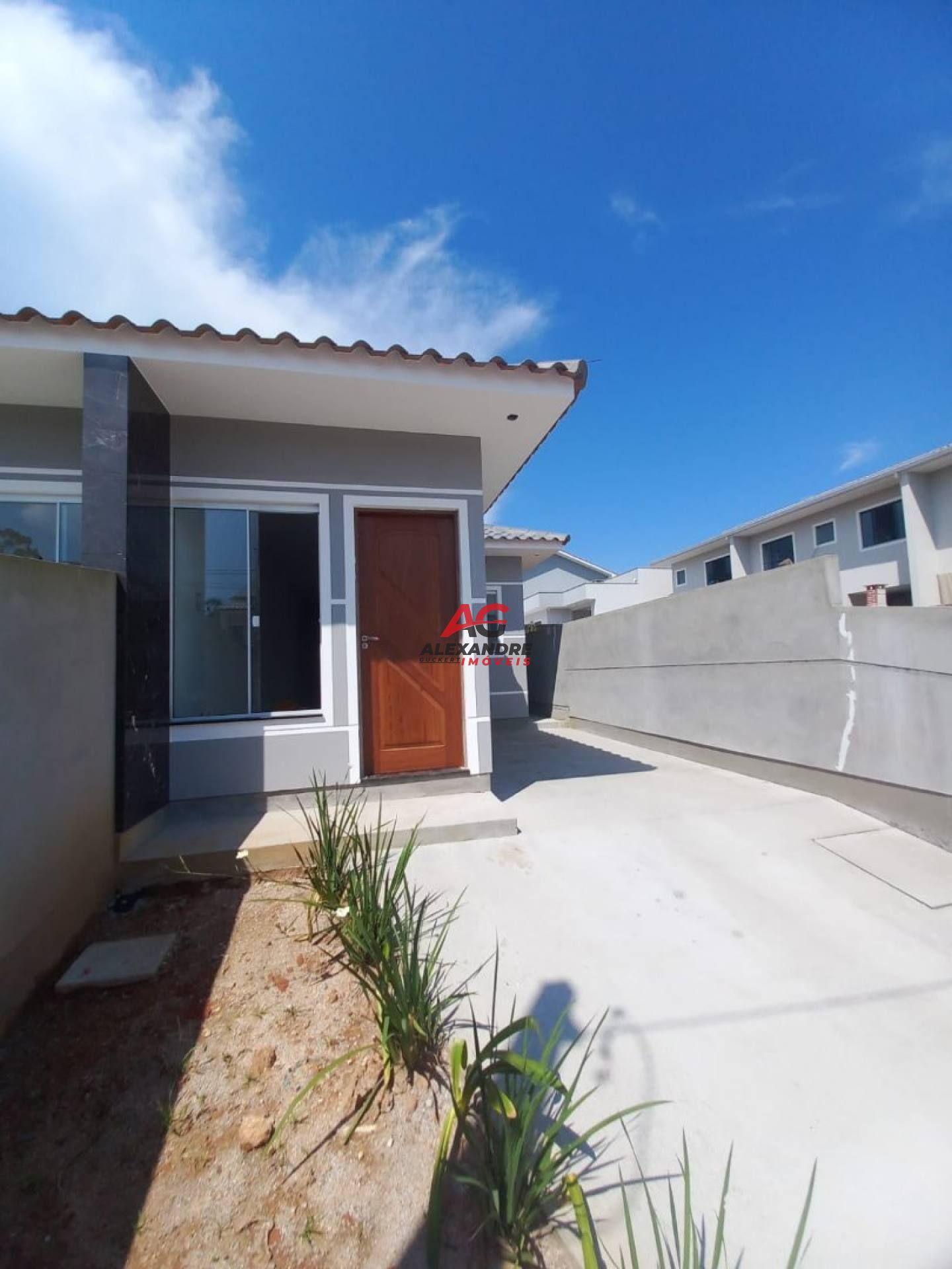 Casa com suíte e um amplo espaço para aréa gourmet ou pergolado.