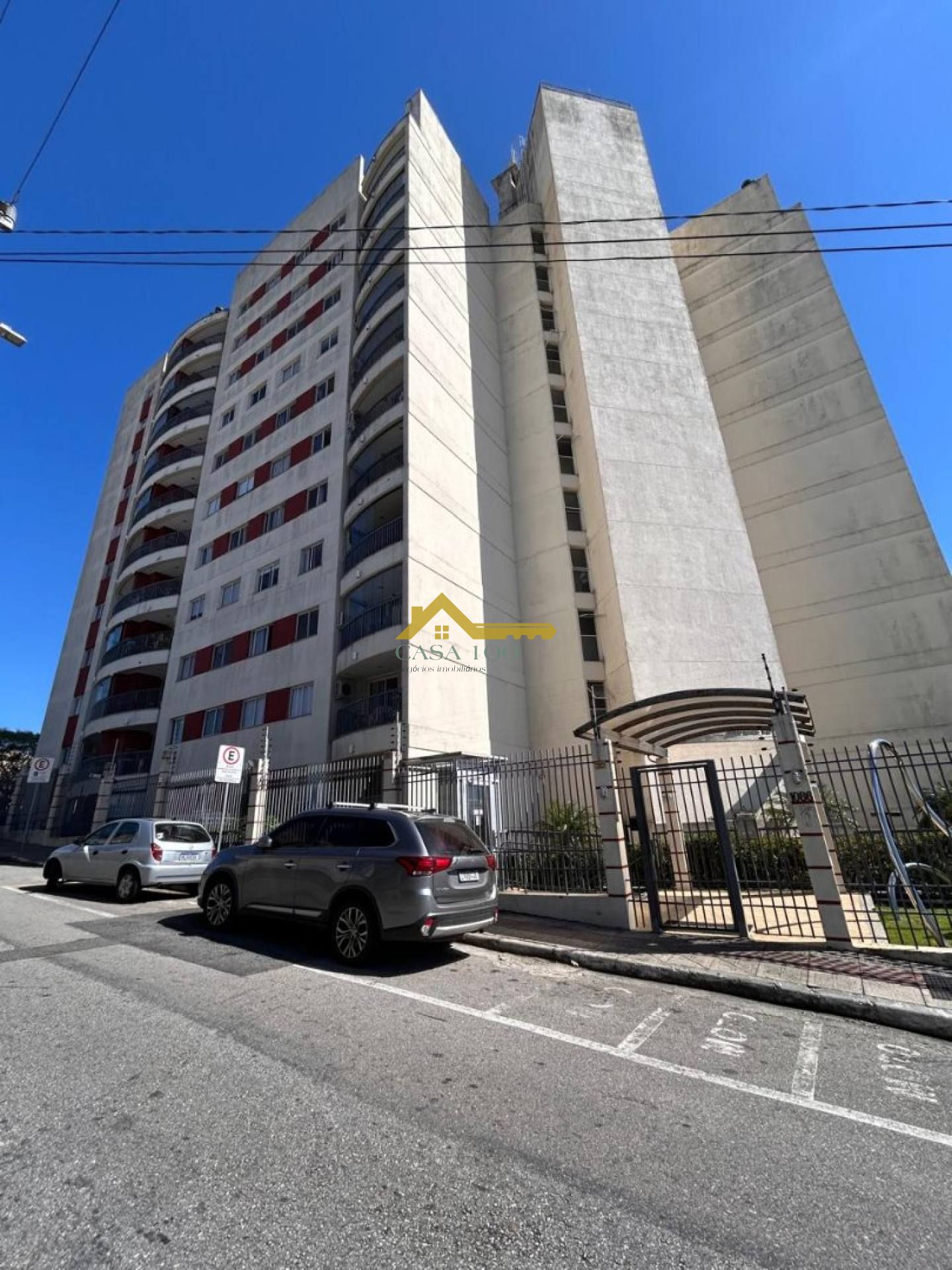 Apto dois dormitórios com suíte, sacada com churrasqueira e vaga de garagem coberta.