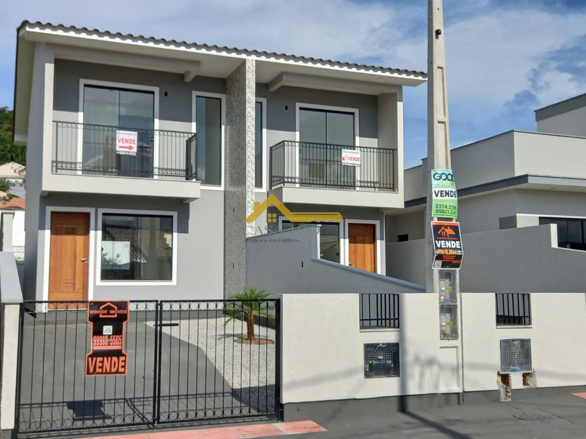 Sobrado com duas suítes em São José.