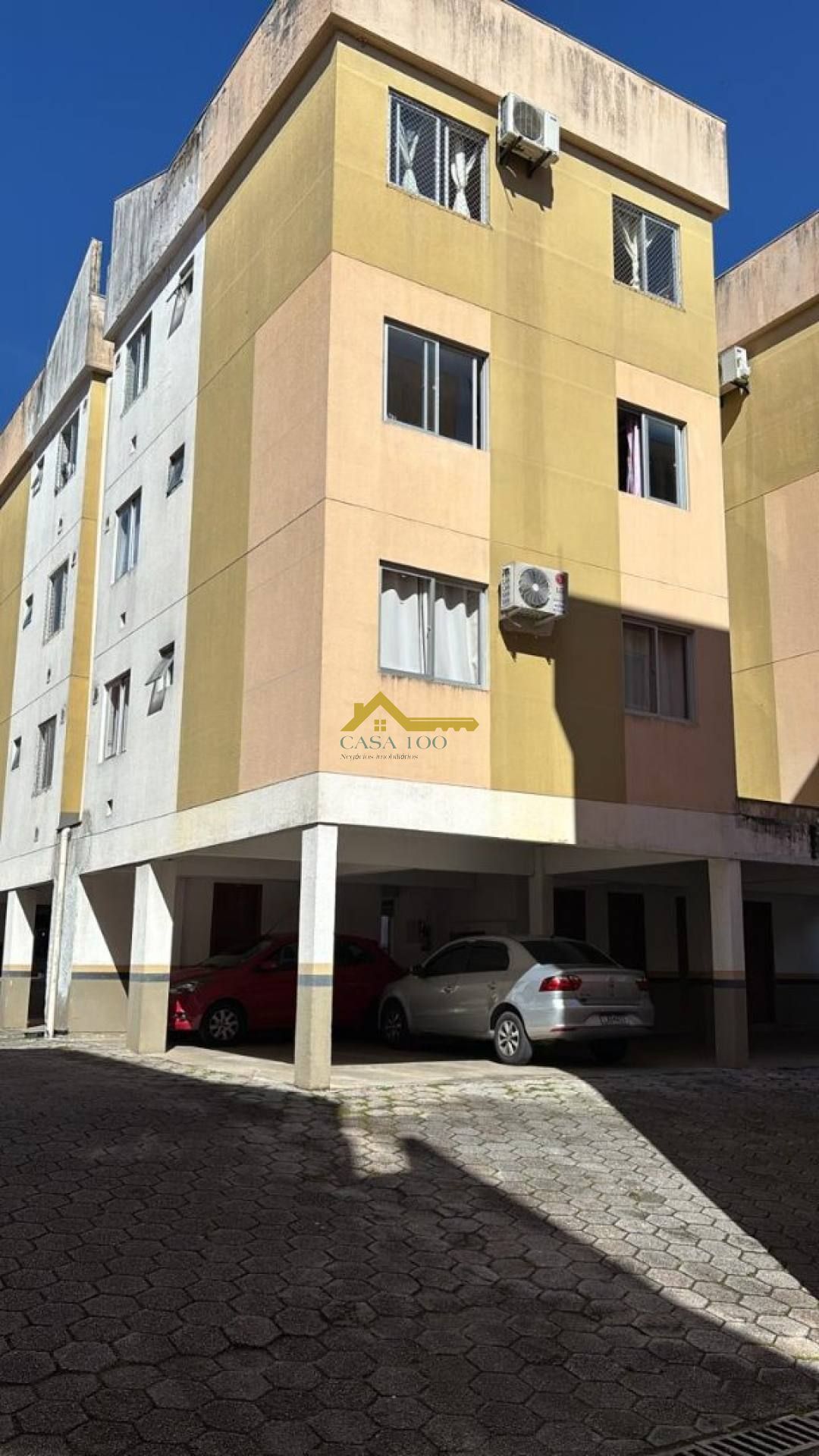 Apartamento com garagem coberta .