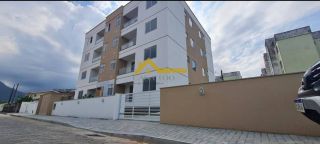 Apartamento com elevador e sacada .