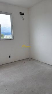 Apartamento com elevador e sacada .