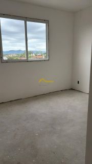 Apartamento com elevador e sacada .