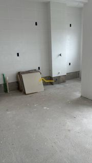 Apartamento com elevador e sacada .