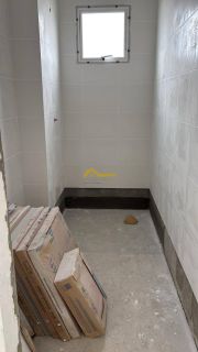 Apartamento com elevador e sacada .