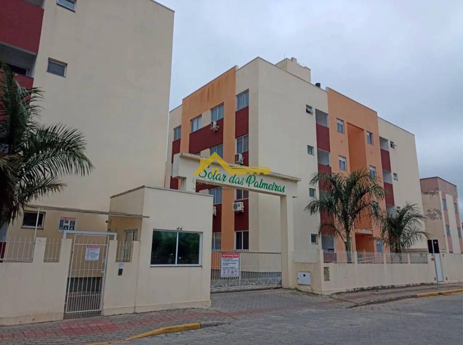 Apartamento com sacada e churrasqueira a carvão .