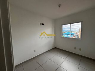Apartamento com sacada e churrasqueira a carvão .
