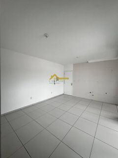 Apartamento com sacada e churrasqueira a carvão .