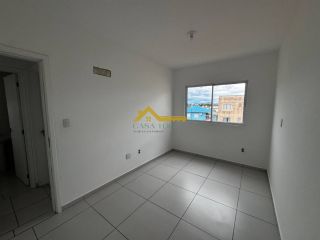 Apartamento com sacada e churrasqueira a carvão .
