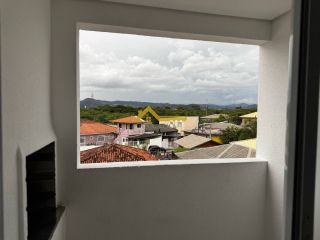 Apartamento com sacada e churrasqueira a carvão .