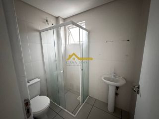 Apartamento com sacada e churrasqueira a carvão .