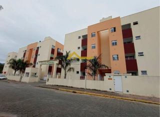 Apartamento com sacada e churrasqueira a carvão .