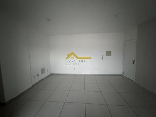 Apartamento com sacada e churrasqueira a carvão .