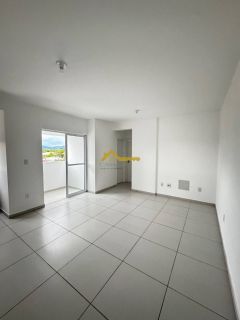 Apartamento com sacada e churrasqueira a carvão .