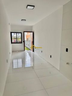 Casa germinada em fino acabamento , fechadura eletrônica e bancada na cozinha .