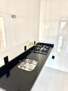 Casa germinada em fino acabamento , fechadura eletrônica e bancada na cozinha .
