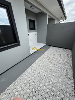 Casa germinada em fino acabamento , fechadura eletrônica e bancada na cozinha .