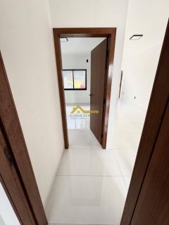 Casa germinada em fino acabamento , fechadura eletrônica e bancada na cozinha .