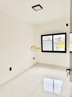 Casa germinada em fino acabamento , fechadura eletrônica e bancada na cozinha .