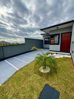 Casa germinada em fino acabamento , fechadura eletrônica e bancada na cozinha .