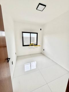 Casa germinada em fino acabamento , fechadura eletrônica e bancada na cozinha .
