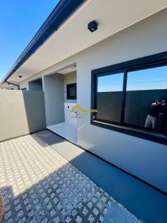 Casa germinada em fino acabamento , fechadura eletrônica e bancada na cozinha .