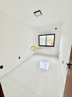 Casa germinada em fino acabamento , fechadura eletrônica e bancada na cozinha .