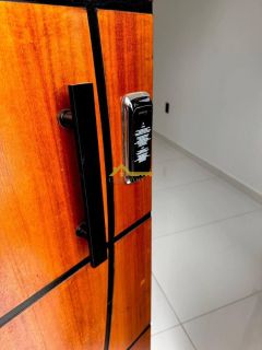 Casa germinada em fino acabamento , fechadura eletrônica e bancada na cozinha .