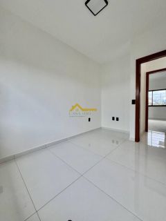 Casa germinada em fino acabamento , fechadura eletrônica e bancada na cozinha .