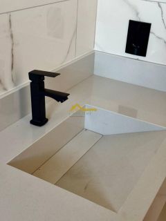 Casa germinada em fino acabamento , fechadura eletrônica e bancada na cozinha .