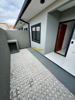 Casa germinada em fino acabamento , fechadura eletrônica e bancada na cozinha .