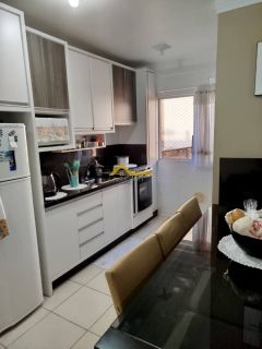 Apartamento com sacada em São José.