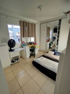 Apartamento com sacada em São José.