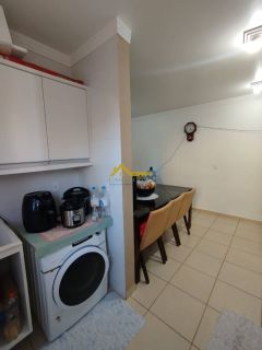 Apartamento com sacada em São José.
