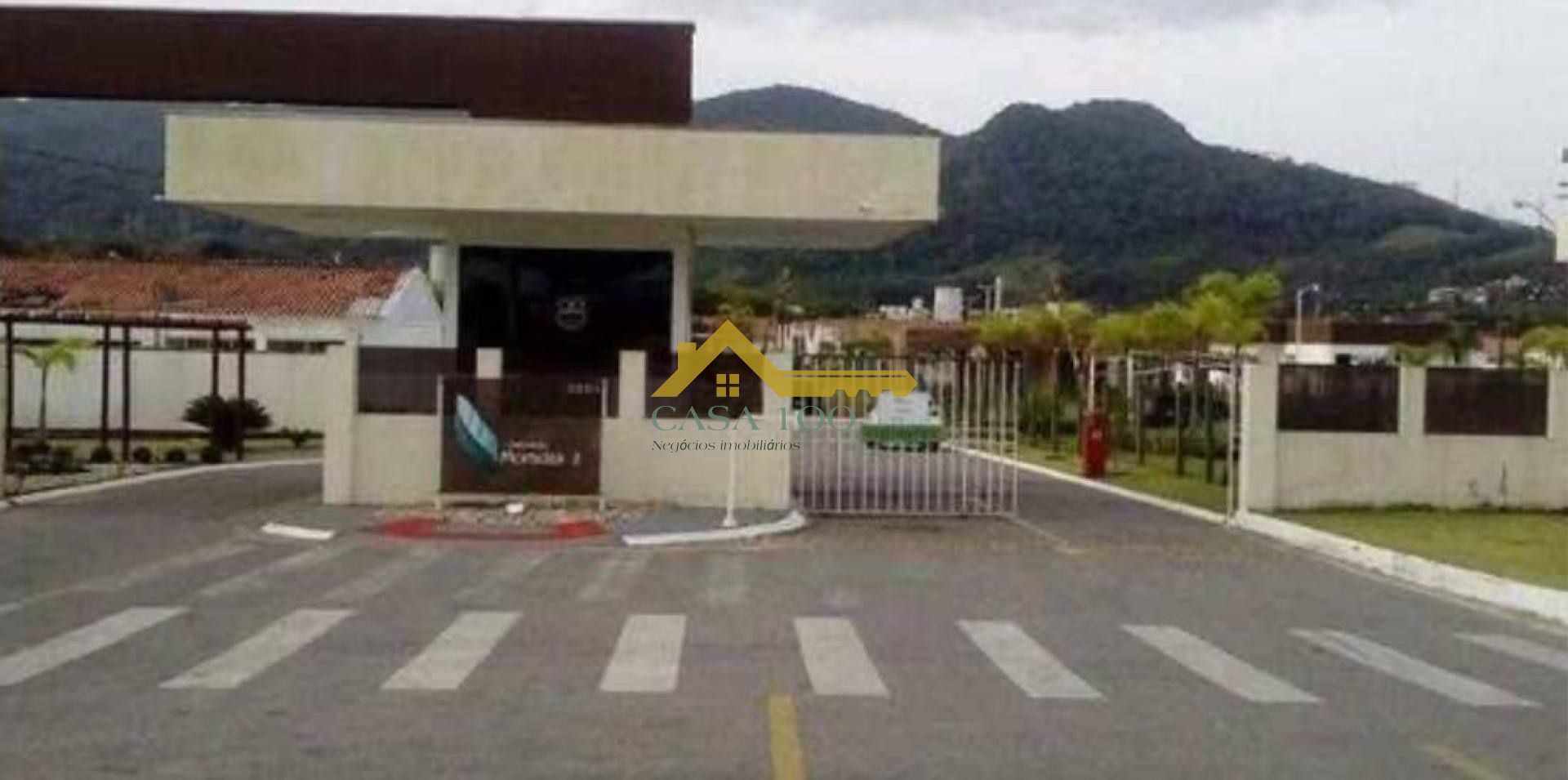 Casa em condomínio.