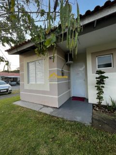 Casa em condomínio.