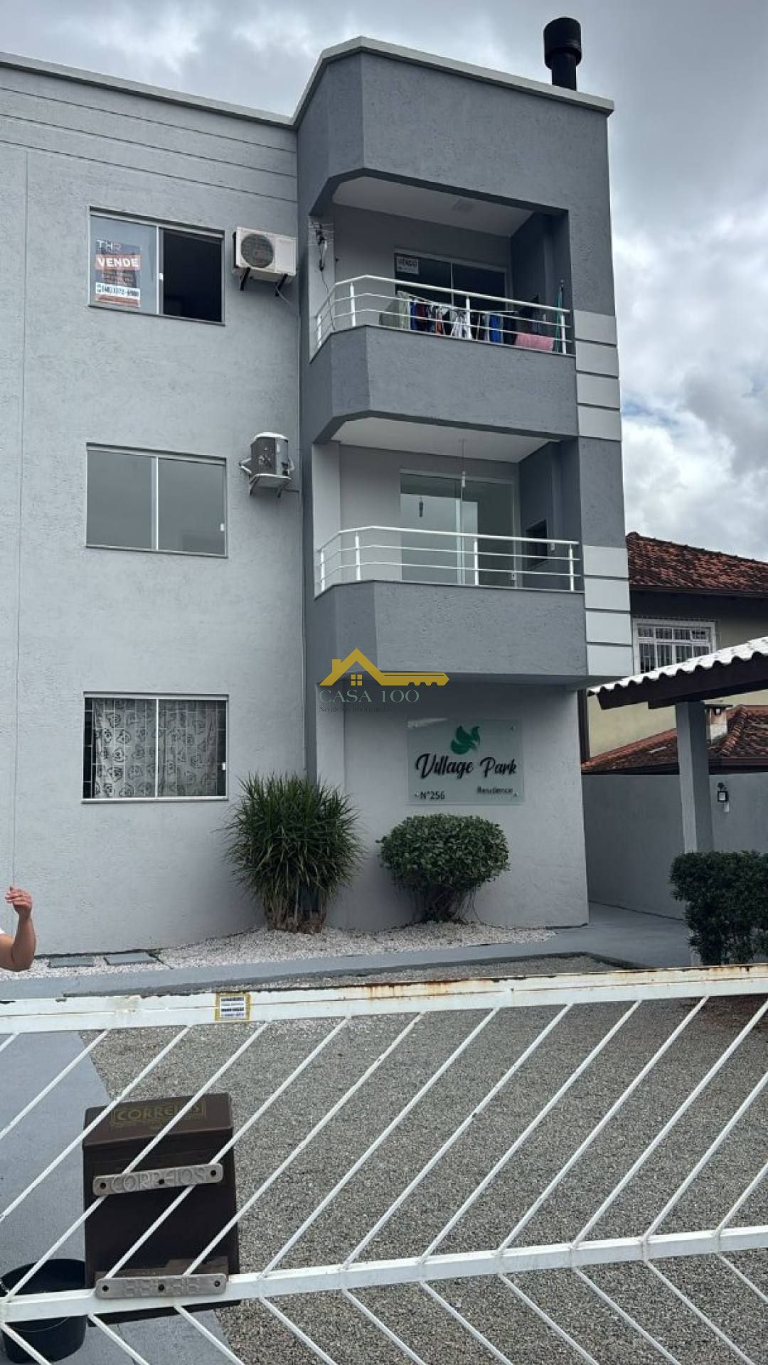 Apartamento com linda vista panorâmica e sacada com churrasqueira .