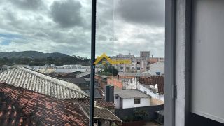 Apartamento com linda vista panorâmica e sacada com churrasqueira .