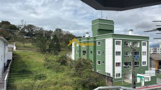 Apartamento com linda vista panorâmica e sacada com churrasqueira .